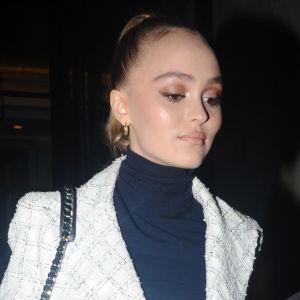 Lily-Rose Depp à la sortie de l'hôtel "Corinthia" à Londres, le 4 octobre 2019.