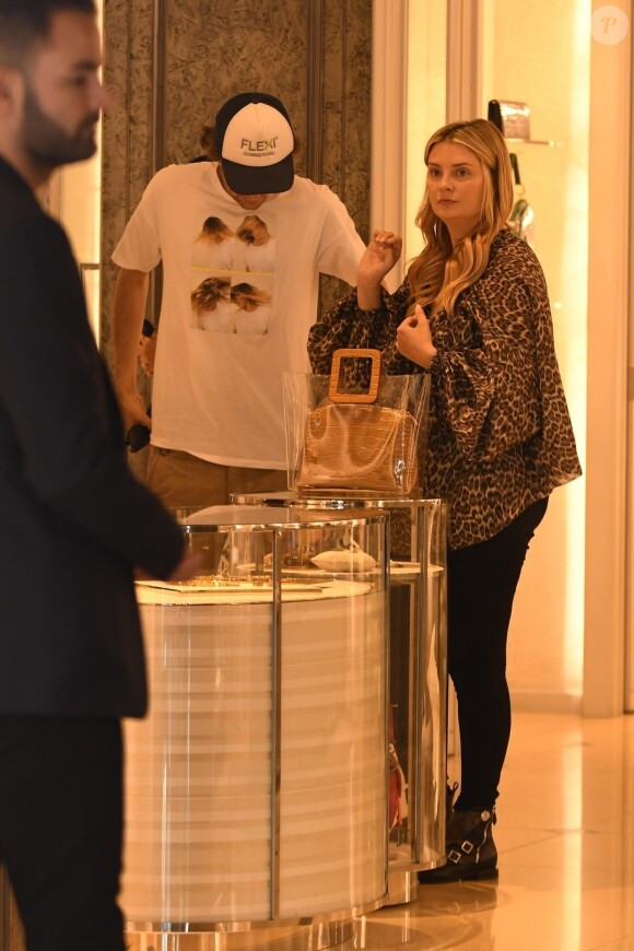 Exclusif - Mischa Barton et son compagnon James Abercrombie sont allés faire du shopping chez Christian Dior à Los Angeles, le 2 octobre 2019.