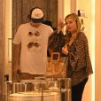 Exclusif - Mischa Barton et son compagnon James Abercrombie sont allés faire du shopping chez Christian Dior à Los Angeles, le 2 octobre 2019.