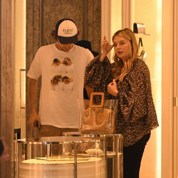 Exclusif - Mischa Barton et son compagnon James Abercrombie sont allés faire du shopping chez Christian Dior à Los Angeles, le 2 octobre 2019.