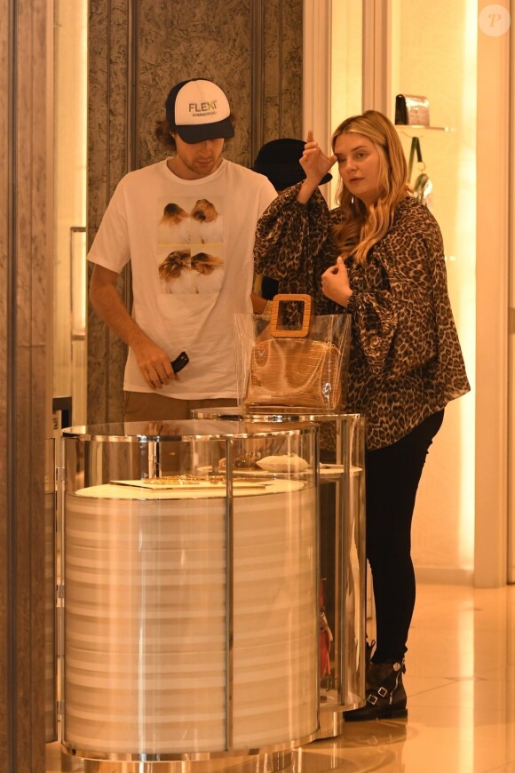 Exclusif - Mischa Barton et son compagnon James Abercrombie sont allés faire du shopping chez Christian Dior à Los Angeles, le 2 octobre 2019.