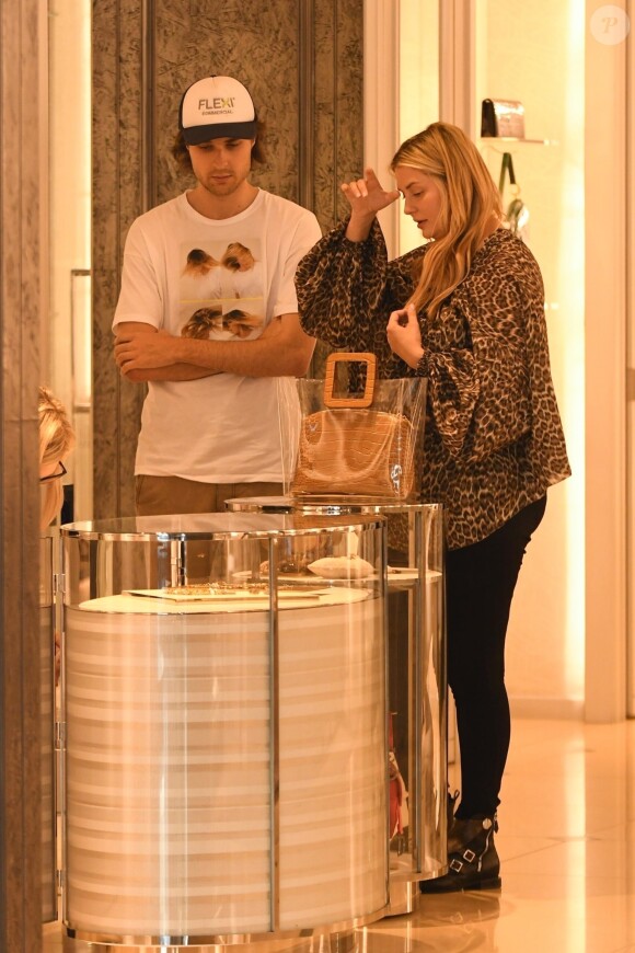 Exclusif - Mischa Barton et son compagnon James Abercrombie sont allés faire du shopping chez Christian Dior à Los Angeles, le 2 octobre 2019.