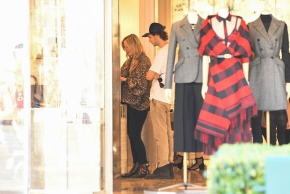 Exclusif - Mischa Barton et son compagnon James Abercrombie sont allés faire du shopping chez Christian Dior à Los Angeles, le 2 octobre 2019.