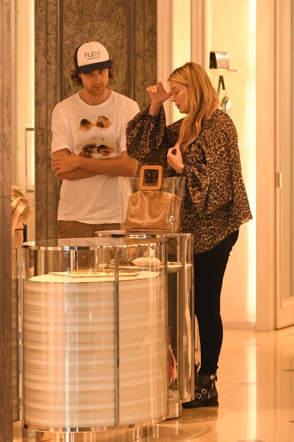Exclusif - Mischa Barton et son compagnon James Abercrombie sont allés faire du shopping chez Christian Dior à Los Angeles, le 2 octobre 2019.