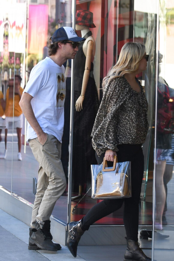 Exclusif - Mischa Barton et son compagnon James Abercrombie sont allés faire du shopping chez Christian Dior à Los Angeles, le 2 octobre 2019.