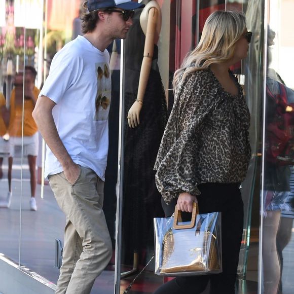 Exclusif - Mischa Barton et son compagnon James Abercrombie sont allés faire du shopping chez Christian Dior à Los Angeles, le 2 octobre 2019.