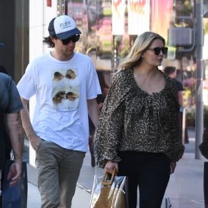 Exclusif - Mischa Barton et son compagnon James Abercrombie sont allés faire du shopping chez Christian Dior à Los Angeles, le 2 octobre 2019.