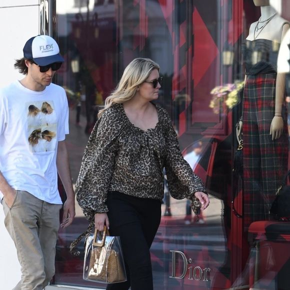 Exclusif - Mischa Barton et son compagnon James Abercrombie sont allés faire du shopping chez Christian Dior à Los Angeles, le 2 octobre 2019.