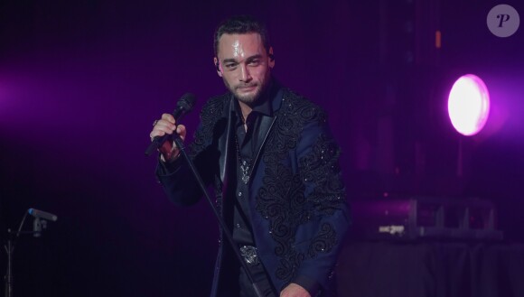 Exclusif - Jean-Baptiste Guégan (le sosie vocal de Johnny) en concert au Zénith de Lille le 6 octobre 2019. A la fin du concert il a reçu un disque d'or des mains de M. Mallory. © Stéphane Vansteenkiste / Bestimage
