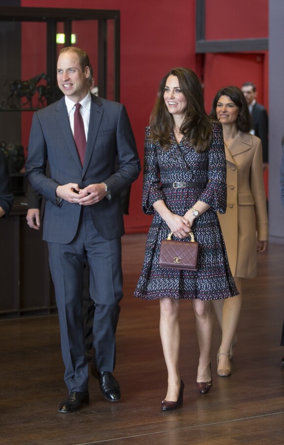 Le prince William, duc de Cambridge et Catherine Kate Middleton, duchesse de Cambridge visitent la galerie des impressionnistes au musée d'Orsay à Paris le 18 mars 2017.