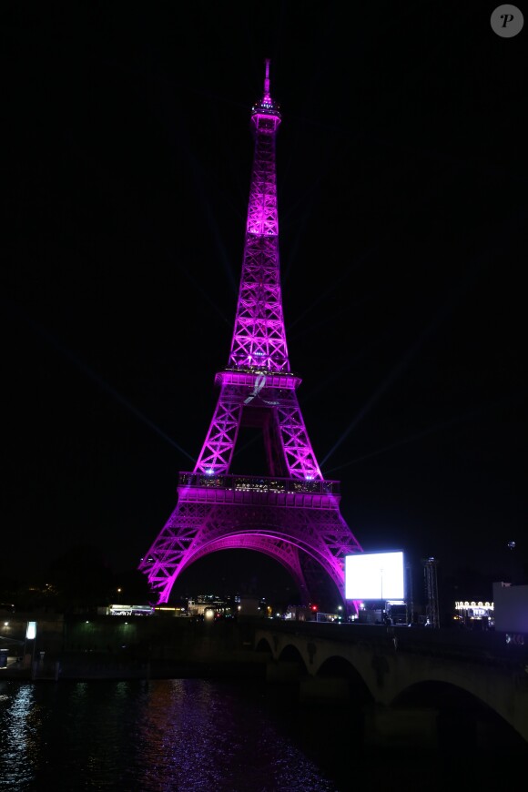Illumination de la Tour Eiffel en rose lors de la soirée de lancement de la 25ème édition "Octobre rose" sur la péniche Pavillon Seine à Paris, France, le 1er octobre 2018. L'association Le Cancer du Sein, Parlons-en! lance la 25 édition d'Octobre Rose en France. © Denis Guignebourg/Bestimage