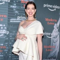Anne Hathaway enceinte : joli décolleté et ventre rond sur tapis rouge