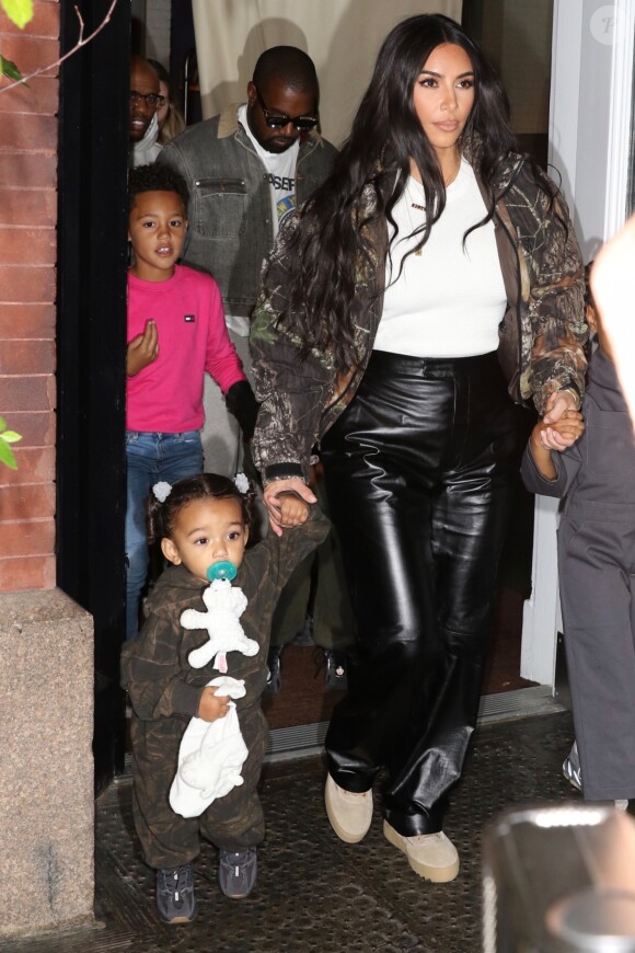 Kim Kardashian et son mari Kanye West à la sortie de leur hôtel avec leurs enfants Saint West, North West et Chicago West à New York, le 29 septembre 2019.