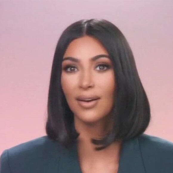 Kourtney Kardashian est en larmes et elle ne veut plus se rendre à sa fête d'anniversaire après une dispute épique avec sa soeur Kim. A 40 ans, la fondatrice de Poosh et mère de trois enfants fait face à une crise existentielle car elle n'a pas encore trouvé sa tenue d'anniversaire. Lors d'un essayage chez elle, elle a invité Kim dans l'espoir qu'elle lui donne des conseils mode et un "avis honnête" sur sa garde robe pour sa soirée d'anniversaire. "Rien ne me saute aux yeux. Rien n'est spécial", annonce Kim en baillant sur une chaise. "J'aime vraiment ça", dit Kourtney dans une robe scintillante, "Absolument pas, tu n'es pas un paon." répond Kim . Une critique acerbe, mais Kourtney le lui rend bien lorsque Kim l'appel en FaceTime lors d'un essayage avec Thierry Mugler pour le Met Gala. Kourtney: " C'est un essage pour Halloween? " gênée Kim répond: " Elle ne comprend pas. ". Plus tard Kourtney contact l'équipe de Mugler pour une tenue, Kim l'apprend, furieuse elle se plaint à sa mère Kris : " elle me copie! ", Kourtney " Je me sens juste dépassé par mon anniversaire et tout le reste, je ne me sens pas moi même et je n'ai plus envie de faire la fête, je veux juste partir et rester seule. ". Bien sur les soeurs se réconcilient à la fin de l'épisode et Kourtney emprunte sa tenue d'anniversaire à sa soeur Kim.