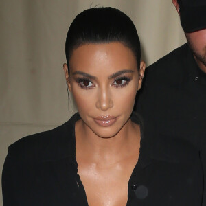 Kim Kardashian assiste aux soirées de la Fashion week à New York. Le 12 septembre 2019. Elle porte une jupe à paillettes ou un ensemble en cuir noir selon les événements.