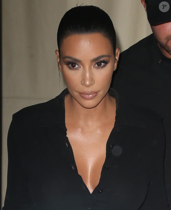 Kim Kardashian assiste aux soirées de la Fashion week à New York. Le 12 septembre 2019. Elle porte une jupe à paillettes ou un ensemble en cuir noir selon les événements.