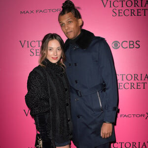 Naissance - Stromae est papa d'un petit garçon pour la première fois - Le chanteur Stromae (nouvelle coupe de cheveux) et sa femme Coralie Barbier lors du photocall du Victoria's Secret Fashion 2016 au Grand Palais à Paris, France, le 30novembre 2016. © BOV/Bestimage