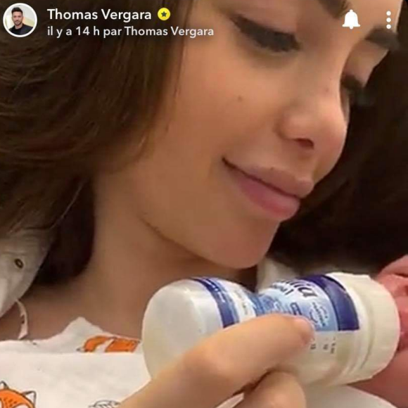 Nabilla donne son premier biberon à Milann le 12 octobre 2019.