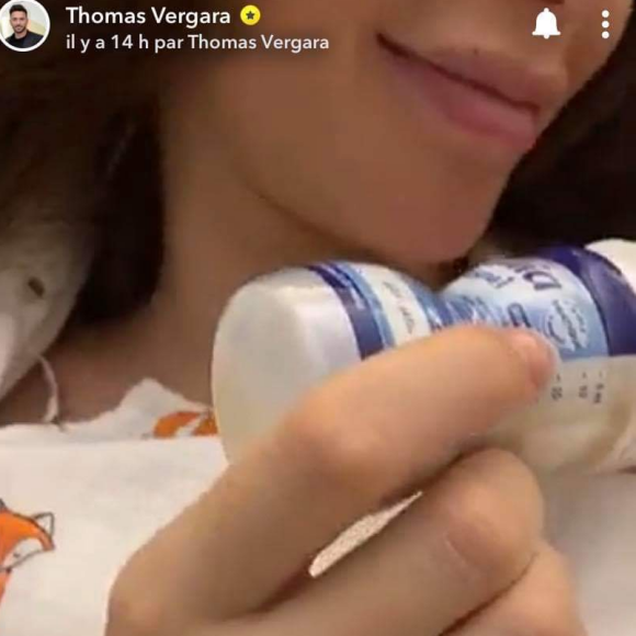 Nabilla donne son premier biberon à Milann le 12 octobre 2019.