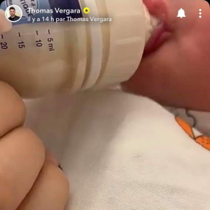 Nabilla donne son premier biberon à Milann le 12 octobre 2019.