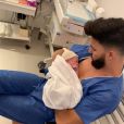 Thomas fait du peau à peau avec son bébé Milann après l'accouchement de Nabilla le 11 octobre 2019.