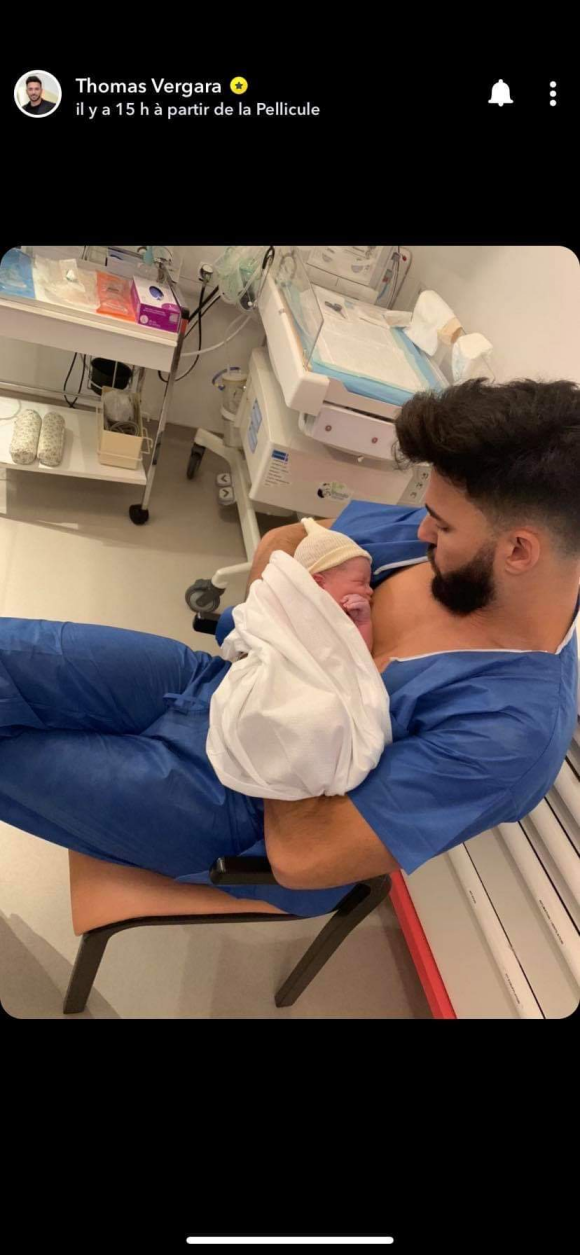 Thomas fait du peau à peau avec son bébé Milann après l'accouchement de Nabilla le 11 octobre 2019.