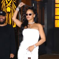 Rihanna : Divine en robe blanche moulante