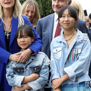 Laeticia Hallyday et ses filles Jade et Joy inaugurent une esplanade portant le nom de Johnny Hallyday située en face du Zénith de Toulouse, le 15 juin 2019, date hautement symbolique puisque le rockeur aurait eu 76 ans. © Dominique Jacovides/Bestimage