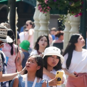 Exclusif - Zofia Borucka, Jade et Joy Hallyday - Laeticia Hallyday et ses filles Jade et Joy à Disneyland Paris avec la nounou Sylviane, le 26 juin 2019.