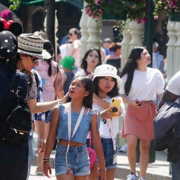 Exclusif - Zofia Borucka, Jade et Joy Hallyday - Laeticia Hallyday et ses filles Jade et Joy à Disneyland Paris avec la nounou Sylviane, le 26 juin 2019.