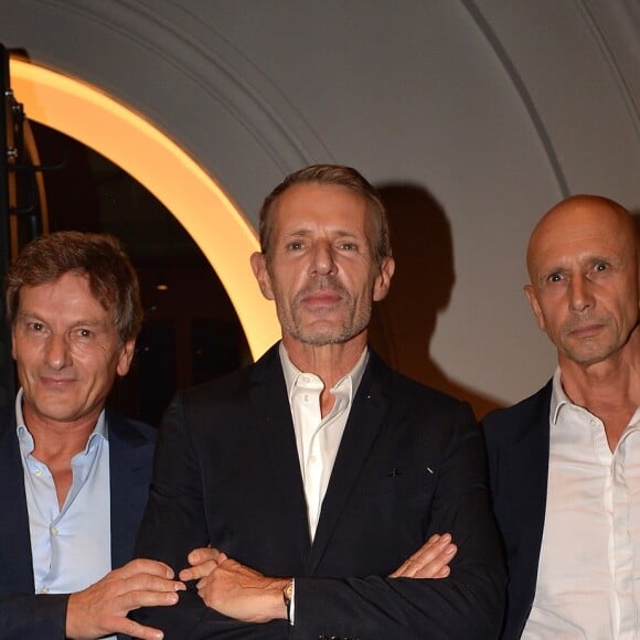 Lambert Wilson entouré de Patrick Rizzo et Patrick Joly, fondateurs et directeurs des clubs de sport L'Usine, lors de la soirée d'inauguration de la nouvelle salle de l'enseigne à Saint-Lazare à Paris le 14 octobre 2019.