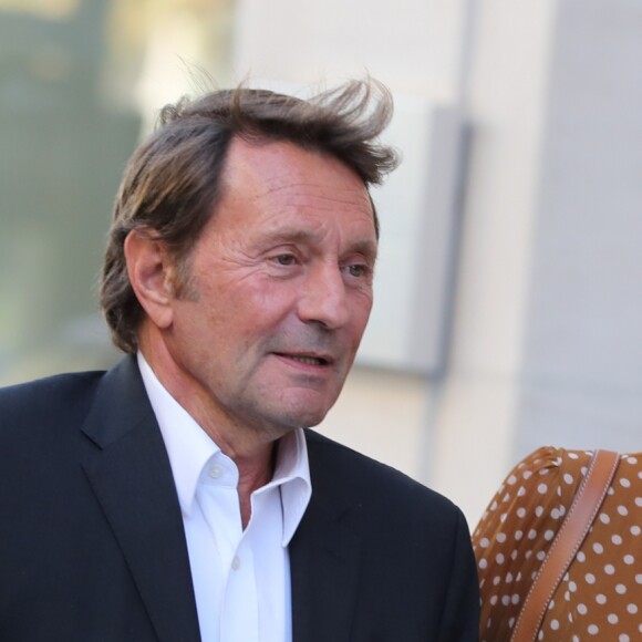 Maître Jacques Verrecchia (représente Jade et Joy), Laeticia Hallyday - Laeticia.Hallyday sort du cabinet de ses nouveaux avocats avec son père et ils marchent avenue Montaigne à Paris le 18 septembre 2019.