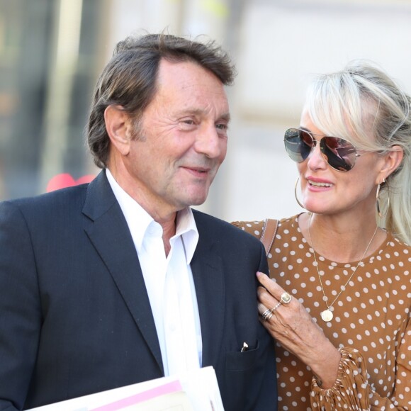 Maître Jacques Verrecchia (représente Jade et Joy), Laeticia Hallyday - Laeticia.Hallyday sort du cabinet de ses nouveaux avocats avec son père et ils marchent avenue Montaigne à Paris le 18 septembre 2019.