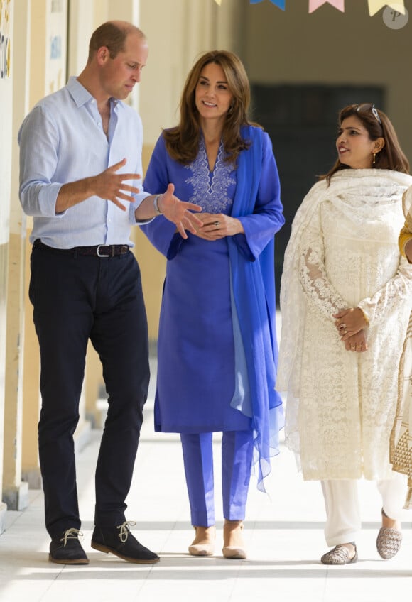 Le prince William, duc de Cambridge, et Catherine (Kate) Middleton, duchesse de Cambridge, visitent une école publique à Islamabad dans le cadre de leur visite officielle de 5 jours au Pakistan. Islamabad, le 15 octobre 2019.  Prince William, Duke of Cambridge, and Catherine (Kate) Middleton, Duchess of Cambridge, visit a public school in Islamabad as part of their five-day official visit to Pakistan. Islamabad, October 15, 2019.15/10/2019 - Islamabad