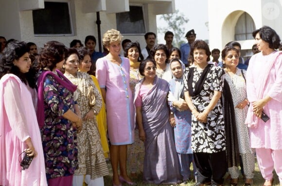Lady Diana en voyage au Pakistan, à Islamabad, en 1991.