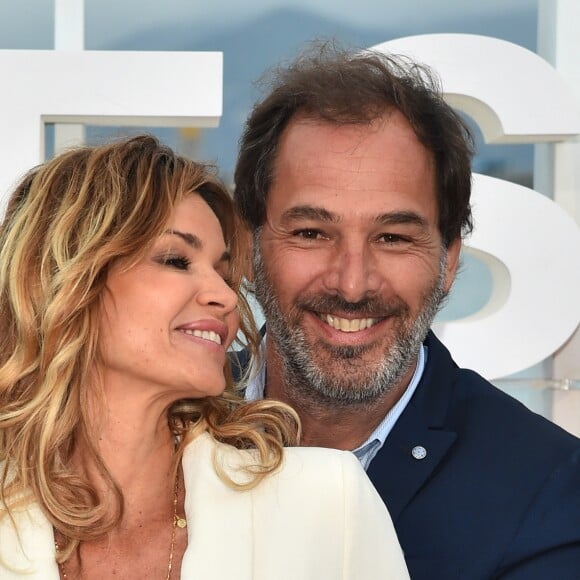 Ingrid Chauvin et son mari Thierry Peythieu durant un photocall pour la 1ère édition du festival Canneseries, à Cannes, sur la plage du Gray d'Albion, le 9 avril 2018 . Le Festival International de Cannes des Séries se déroule du 4 au 11 avril 2018 au Palais des Festivals.