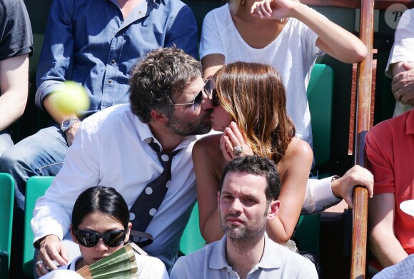 Stéphane Guillon et sa compagne Muriel Cousin - Personnalités aux internationaux de France à Roland Garros le 4 juin 2010.