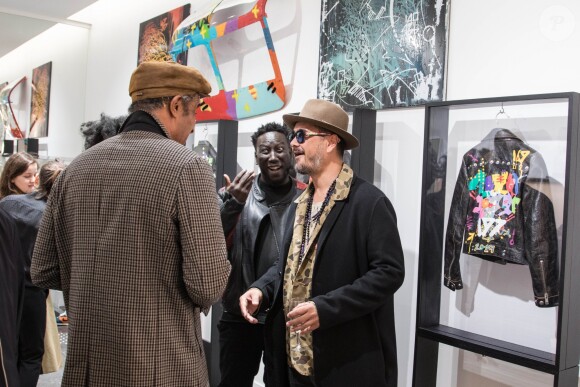 L'artiste Kongo (Cyril Phan) et Yannick Noah - Vernissage de l'exposition de l'artiste l'artiste Kongo (Cyril Phan) au Montaigne Market à Paris le 17 octobre 2019. © Jerémy Melloul/ Bestimage