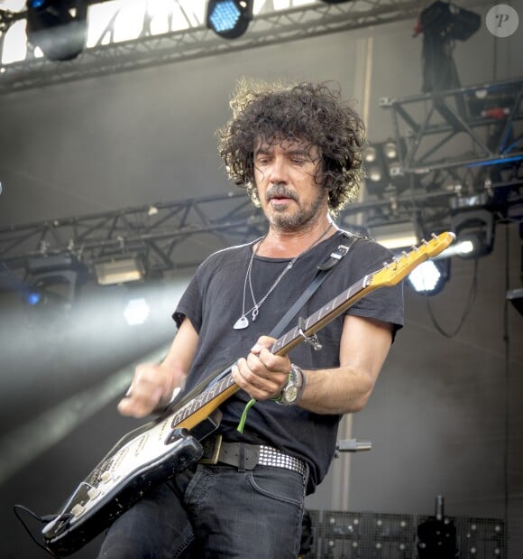 Yarol Poupaud en concert lors du festival "Printemps de Pérouges" à Saint-Vulbas, le 29 juin 2019.