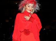 Rita Ora : Sublime en robe rouge fendue... elle dévoile sa culotte