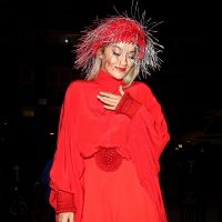 Rita Ora : Sublime en robe rouge fendue... elle dévoile sa culotte