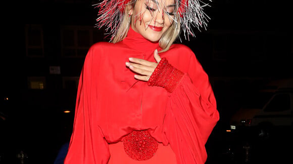 Rita Ora : Sublime en robe rouge fendue... elle dévoile sa culotte