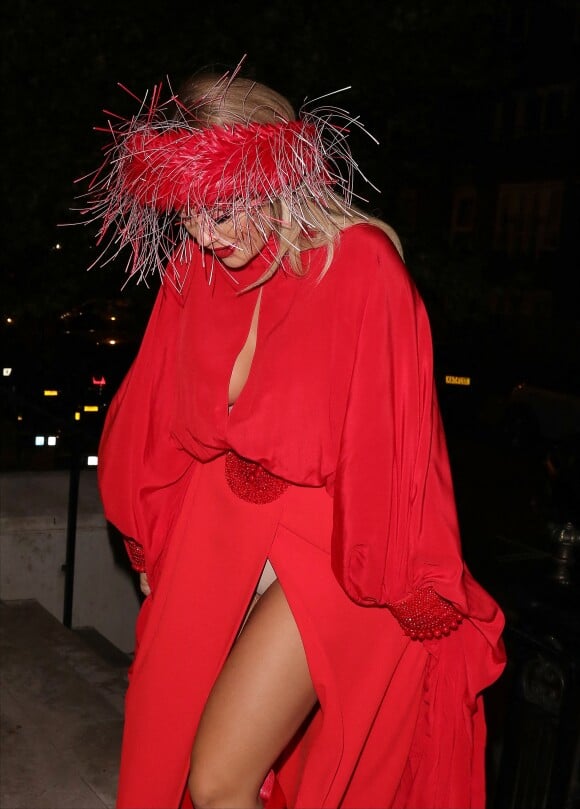 Rita Ora à la sortie de la soirée "Cartier London Celebration" au Chiltern Firehouse à Londres, le 21 octobre 2019.