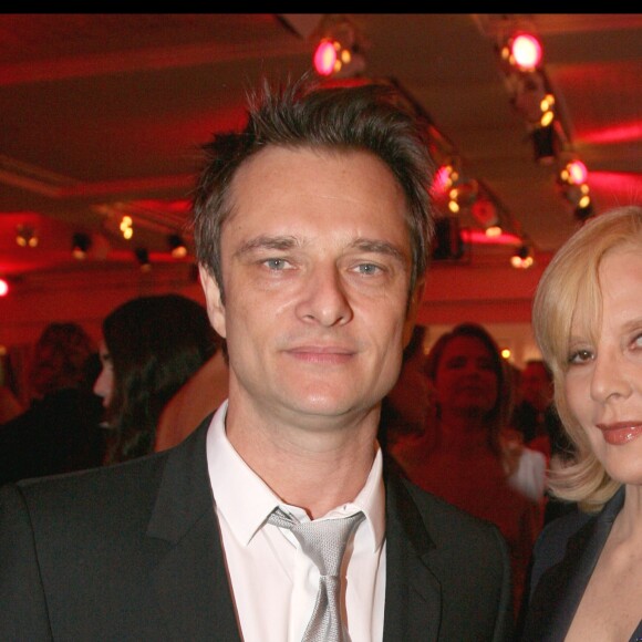 David Hallyday à Sylvie Vartan lors du dîner de gala de la moee contre le sida au Pavillon d'Armenonville le 28 janvier 2010.