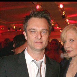 David Hallyday à Sylvie Vartan lors du dîner de gala de la moee contre le sida au Pavillon d'Armenonville le 28 janvier 2010.