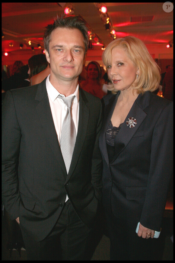 David Hallyday à Sylvie Vartan lors du dîner de gala de la moee contre le sida au Pavillon d'Armenonville le 28 janvier 2010.