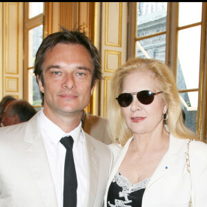 Exclusif- Sylvie Vartan et son fils David Hallyday - Cyril Viguier élevé au rang de Chevalier de l'ordre national du mérite à Matignon le 3 juin 2009.