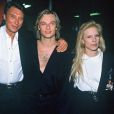 Estelle Lefébure, Johnny Hallyday, David Hallyday et Sylvie Vartan lors de la première de la tournée de David Hallyday à Paris le 9 mars 1991.