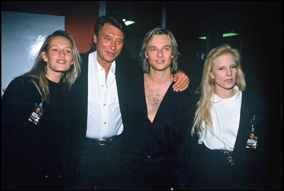 Estelle Lefébure, Johnny Hallyday, David Hallyday et Sylvie Vartan lors de la première de la tournée de David Hallyday à Paris le 9 mars 1991.