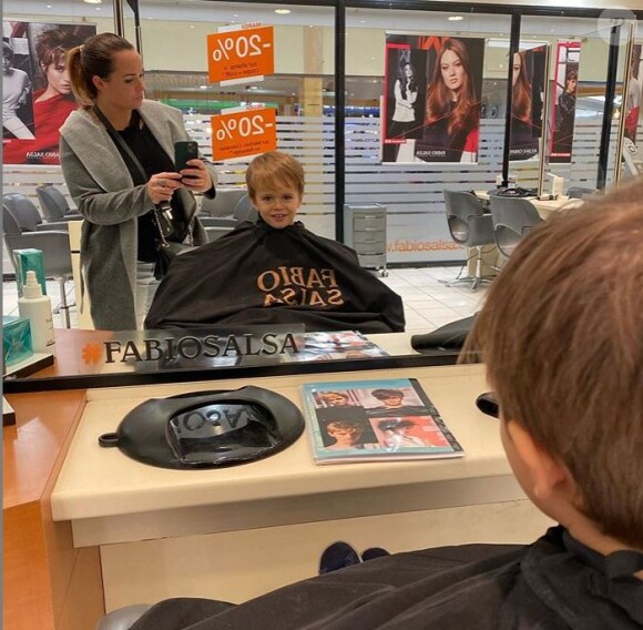 Kelly Helard des "Ch'tis" avec son fils Lyam chez le coiffeur, le 19 octobre 2019